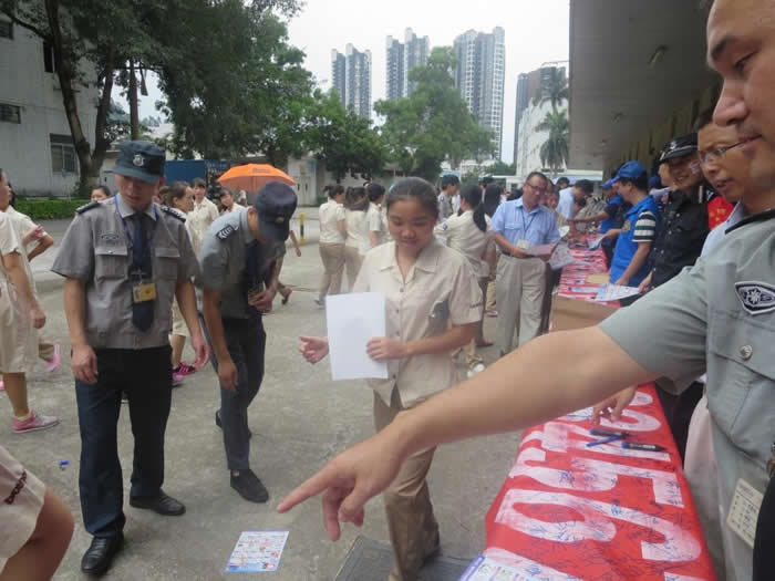 陳瑞安（左二）帶領隊員(yuán)發放(fàng)防詐騙宣傳單