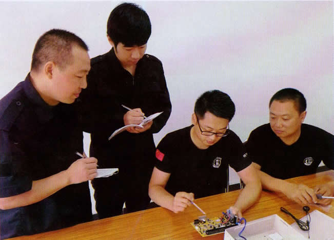 陳博（右二）為(wèi)隊員(yuán)講解設備安裝技(jì)巧